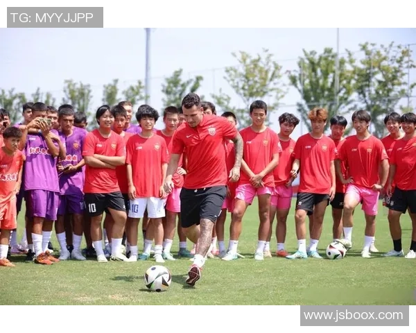 足球三大球星荣誉加身 赢球背后的人物与故事解析